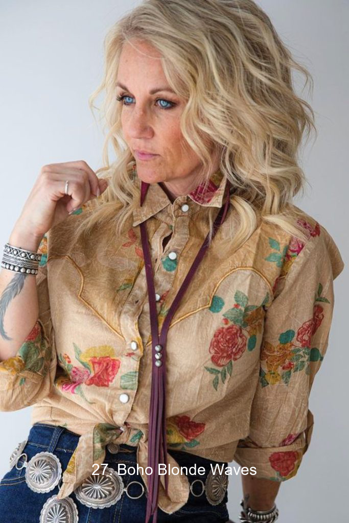 27. Boho Blonde Waves